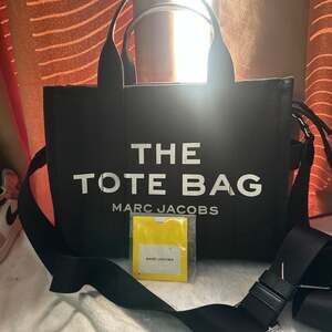 Marc Jacobs The Canvas Medium Tote Bag in Black